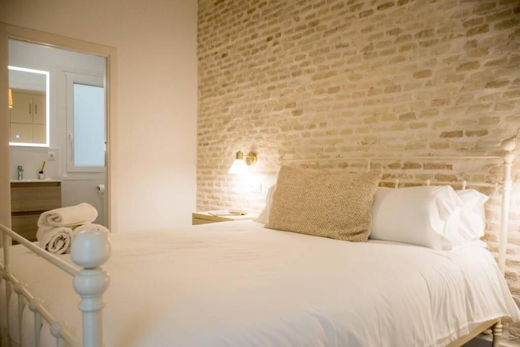 Fantastico apartamento recien renovado con piscina en la azotea, dos dormitorios y aparcamiento gratuito en la calle. Sevilla Exterior foto