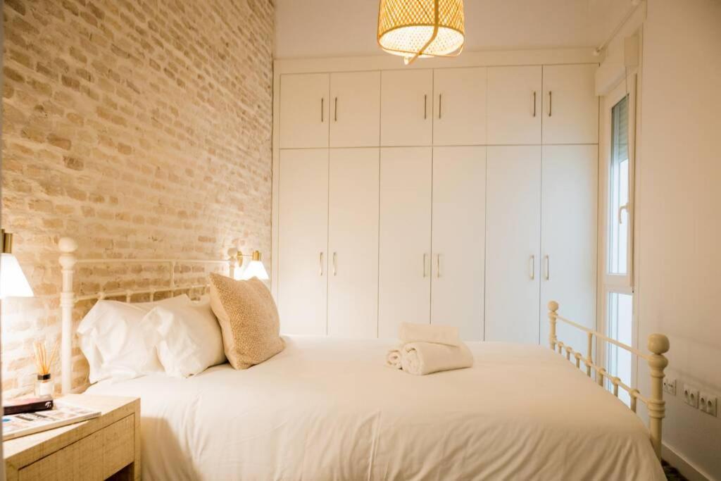 Fantastico apartamento recien renovado con piscina en la azotea, dos dormitorios y aparcamiento gratuito en la calle. Sevilla Exterior foto