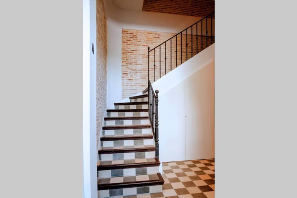 Fantastico apartamento recien renovado con piscina en la azotea, dos dormitorios y aparcamiento gratuito en la calle. Sevilla Exterior foto